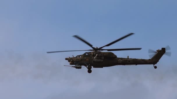 Lanzamiento de misiles por helicóptero de ataque moderno ruso Mi-28. Mil 28 - nombre de la OTAN Havoc. 4K cámara lenta 120 fps de vídeo. 25.08.2021, Región de Moscú — Vídeos de Stock