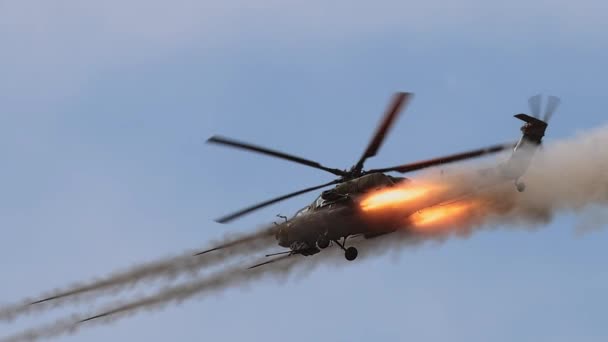 Odpálení střel ruskou moderní útočnou helikoptérou Mi-28. Mil 28 - Zpravodajský název NATO Havoc. 4K zpomalený film 120 fps video. 25.08.2021, Moskevský kraj — Stock video