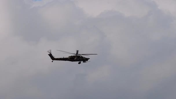 Saldırı helikopteri Mi-28 fırtına bulutlarının arka planında uçuyor. Mil 28 - NATO rapor adı Havoc. 4K ağır çekim 120 fps video. 25.08.2021, Moskova Bölgesi — Stok video