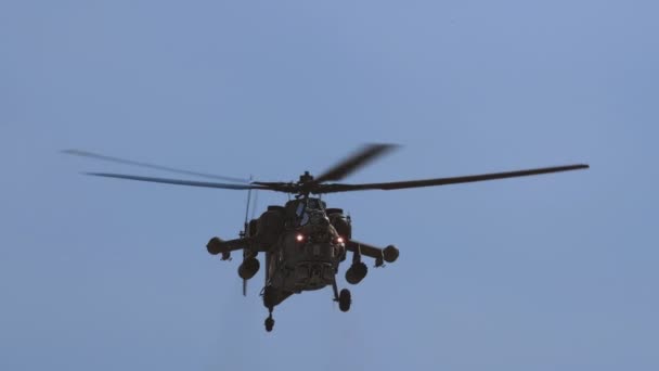 Atak śmigłowca Mi-28 wykonującego lot demonstracyjny. Mil 28 - NATO melduje nazwę Havoc. 4K slow motion 120 fps wideo. 25.08.2021, obwód moskiewski — Wideo stockowe