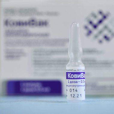 Coronavirus SARS-CoV-2, CoviVac 'a karşı yeni Rus aşısı içeren kutular ve ampuller. CoviVac, Chumakov Merkezi tarafından geliştirilmiştir. COVID-19 'u önleme aşısı. 26.08.2021, Moskova, Rusya.