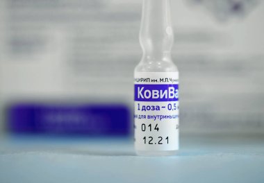 Coronavirus SARS-CoV-2, CoviVac 'a karşı yeni Rus aşısı içeren kutular ve ampuller. CoviVac, Chumakov Merkezi tarafından geliştirilmiştir. COVID-19 'u önleme aşısı. 26.08.2021, Moskova, Rusya.