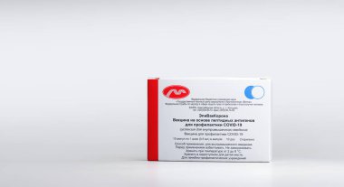 Coronavirus SARS-CoV-2, EpiVacCorona 'ya karşı yeni Rus aşısı içeren bir kutu. EpiVacCorona aşısı kimyasal olarak sentezlenmiş bir antijene dayanır - canlı virüsü içermez. 26.08.2021, Moskova.