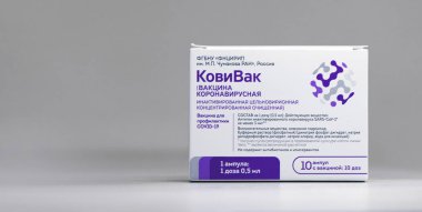 Coronavirus SARS-CoV-2 'ye karşı yeni Rus aşısıyla dolu bir kutu, CoviVac. CoviVac, Chumakov Merkezi tarafından geliştirilmiştir. COVID-19 'u önleme aşısı. 26.08.2021, Moskova, Rusya.