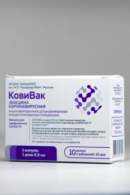 Coronavirus SARS-CoV-2 'ye karşı yeni Rus aşısıyla dolu bir kutu, CoviVac. CoviVac, Chumakov Merkezi tarafından geliştirilmiştir. COVID-19 'u önleme aşısı. 26.08.2021, Moskova, Rusya.