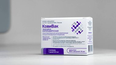 Coronavirus SARS-CoV-2 'ye karşı yeni Rus aşısıyla dolu bir kutu, CoviVac. CoviVac, Chumakov Merkezi tarafından geliştirilmiştir. COVID-19 'u önleme aşısı. 26.08.2021, Moskova, Rusya.