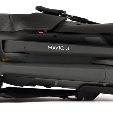 Yeni DJI Mavic 3 İHA 'sı paketleri açarken beyaz arka planda. Yeni helikopterin ayrıntıları. Yakın plan. DJI dünya lideri geliştirici ve üreticisi. 17.12.2021, Rostov bölgesi, Rusya.