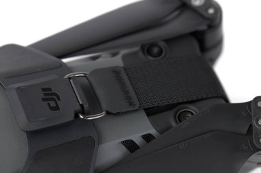 Yeni DJI Mavic 3 İHA 'sı paketleri açarken beyaz arka planda. Yeni helikopterin ayrıntıları. Yakın plan. DJI dünya lideri geliştirici ve üreticisi. 17.12.2021, Rostov bölgesi, Rusya.