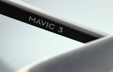 Yeni DJI Mavic 3 İHA 'sı paketleri açarken beyaz arka planda. Yeni helikopterin ayrıntıları. Yakın plan. DJI dünya lideri geliştirici ve üreticisi. 17.12.2021, Rostov bölgesi, Rusya.