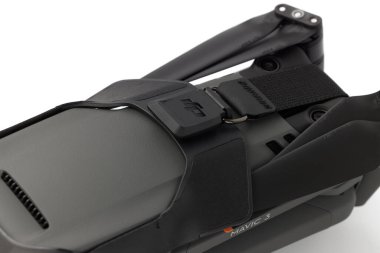 Yeni DJI Mavic 3 İHA 'sı paketleri açarken beyaz arka planda. DJI dünya lideri geliştirici ve üreticisi. 17.12.2021, Rostov bölgesi, Rusya.