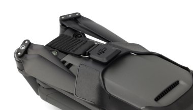 Yeni DJI Mavic 3 İHA 'sı paketleri açarken beyaz arka planda. DJI dünya lideri geliştirici ve üreticisi. 17.12.2021, Rostov bölgesi, Rusya