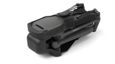 Yeni DJI Mavic 3 İHA 'sı paketleri açarken beyaz arka planda. DJI dünya lideri geliştirici ve üreticisi. 17.12.2021, Rostov bölgesi, Rusya