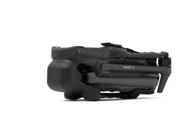 Yeni DJI Mavic 3 İHA 'sı paketleri açarken beyaz arka planda. DJI dünya lideri geliştirici ve üreticisi. 17.12.2021, Rostov bölgesi, Rusya