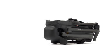 Yeni DJI Mavic 3 İHA 'sı paketleri açarken beyaz arka planda. DJI dünya lideri geliştirici ve üreticisi. 17.12.2021, Rostov bölgesi, Rusya