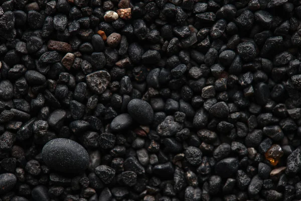 Textura de arena volcánica negra para fondo. Arena negra macro fotografía de playa. Vista de cerca de la superficie de arena volcánica. Icelandic Black Sand macrofotografía. Fondo de guijarro negro — Foto de Stock