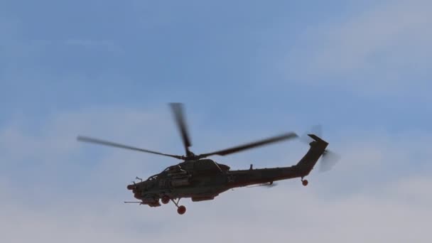 Helicóptero de ataque Mi-28 realizando vuelo de demostración. Helicóptero militar haciendo maniobras evasivas furtivas, lanzando bengalas antimisiles. Mil 28 - nombre de la OTAN Havoc. 4K cámara lenta 120 fps — Vídeo de stock