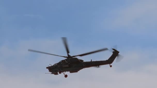Επίθεση ελικοπτέρου Mi-28 εκτέλεση πτήσης επίδειξης. Στρατιωτικό ελικόπτερο κάνει ελιγμούς απόκρυψης, εκτοξεύονται αντιπυραυλικές φωτοβολίδες. Mil 28 - Το ΝΑΤΟ αναφέρει το όνομα Χάβοκ. 4K αργή κίνηση 120 fps — Αρχείο Βίντεο