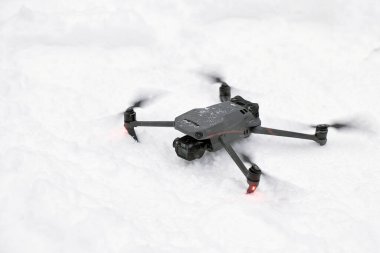 Kar üzerine yeni DJI Mavic 3, kar koşullarında kalkış. DJI Mavic 3, Hasselblad kamerasıyla piyasadaki en taşınabilir insansız hava araçlarından biri. 25.01.2022 Rostov-on-Don, Rusya