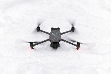 Kar üzerine yeni DJI Mavic 3, kar koşullarında kalkış. DJI Mavic 3, Hasselblad kamerasıyla piyasadaki en taşınabilir insansız hava araçlarından biri. 25.01.2022 Rostov-on-Don, Rusya