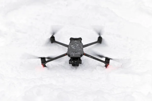 Nuevo DJI Mavic 3 en nieve, despegue en condiciones de nieve. DJI Mavic 3 uno de los drones más portátiles del mercado, con cámara Hasselblad. 25.01.2022 Rostov-on-Don, Rusia Fotos de stock
