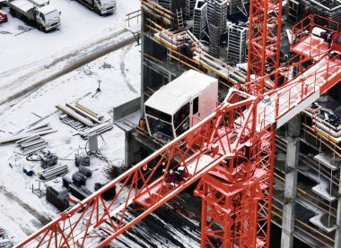 Yukarıdan Crane 'in inşaatı. İnşaat alanının havadan görüntüsünde bir vinç var. Vinçli inşaat alanının havadan görüntüsü. İnşaat işçileri inşa ediyor. Üst görünüm