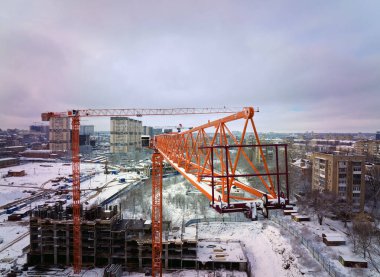 Yukarıdan Crane 'in inşaatı. İnşaat alanının havadan görüntüsünde bir vinç var. Vinçli inşaat alanının havadan görüntüsü. İnşaat işçileri inşa ediyor. Üst görünüm