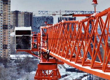 Yukarıdan Crane 'in inşaatı. İnşaat alanının havadan görüntüsünde bir vinç var. Vinçli inşaat alanının havadan görüntüsü. İnşaat işçileri inşa ediyor. Üst görünüm