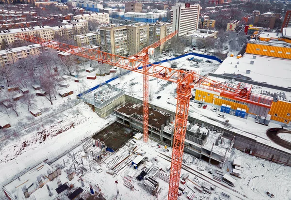 Yukarıdan Crane 'in inşaatı. İnşaat alanının havadan görüntüsünde bir vinç var. Vinçli inşaat alanının havadan görüntüsü. İnşaat işçileri inşa ediyor. Üst görünüm — Stok fotoğraf