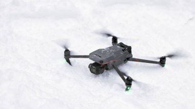 Kar üzerine yeni DJI Mavic 3, kar koşullarında kalkış. DJI Mavic 3, Hasselblad kamerasıyla piyasadaki en taşınabilir insansız hava araçlarından biri. 25.01.2022 Rostov-on-Don, Rusya