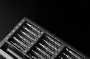 Tornavida farklı şekil ve boyutlarda bahşiş verir. Manuel metal tornavida ve değiştirilebilir parçalar seti. Kesinlik Tornavida Çantası. Çelik Manyetik Parçalar. ev aletleri tamir kiti