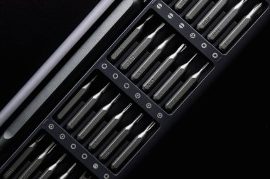 Tornavida farklı şekil ve boyutlarda bahşiş verir. Manuel metal tornavida ve değiştirilebilir parçalar seti. Kesinlik Tornavida Çantası. Çelik Manyetik Parçalar. ev aletleri tamir kiti