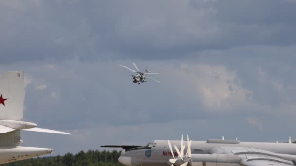 Attack helicopter Mi-28 performing demonstration flight. Mil 28 - NATO reporting name Havoc. 4K slow motion 120 fps video. 25.08.2021, Moscow Region — Stock Video