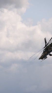 Saldırı helikopteri Mi-28 gösteri uçuşunu gerçekleştiriyor. Mil 28, NATO rapor adı Havoc. 4K ağır çekim 120 fps dikey video. 25.08.2021, Moskova Bölgesi.