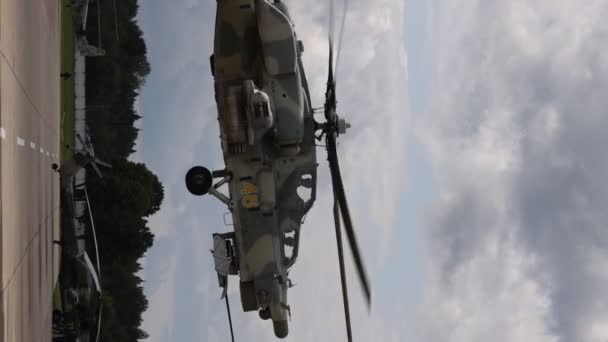 Helicóptero de ataque Mi-28 realizando vuelo de demostración. Mil 28, nombre de la OTAN Havoc. 4K cámara lenta 120 fps Vídeo vertical. 25.08.2021, Región de Moscú. — Vídeos de Stock