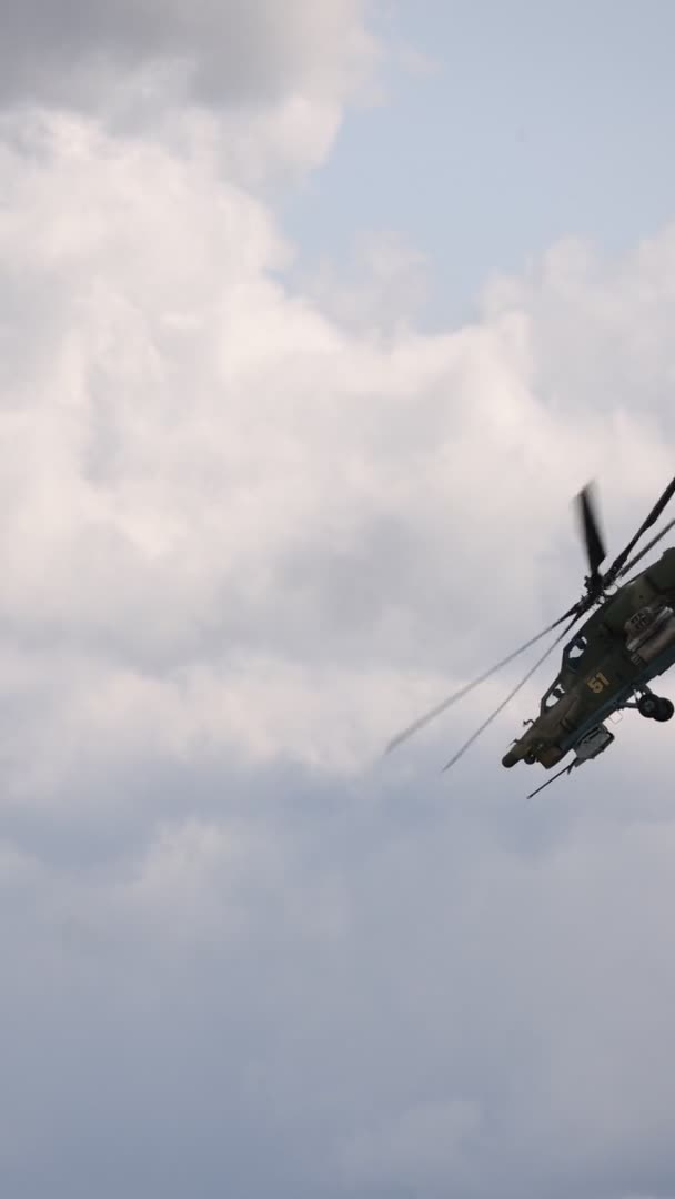 Attaque d'un hélicoptère Mi-28 effectuant un vol de démonstration. Mil 28, OTAN nom du reportage Havoc. 4K slow motion 120 ips Vidéo verticale. 25.08.2021, Région de Moscou. — Video