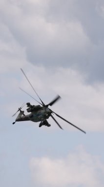 Saldırı helikopteri Mi-28 gösteri uçuşunu gerçekleştiriyor. Mil 28, NATO rapor adı Havoc. 4K ağır çekim 120 fps dikey video. 25.08.2021, Moskova Bölgesi.