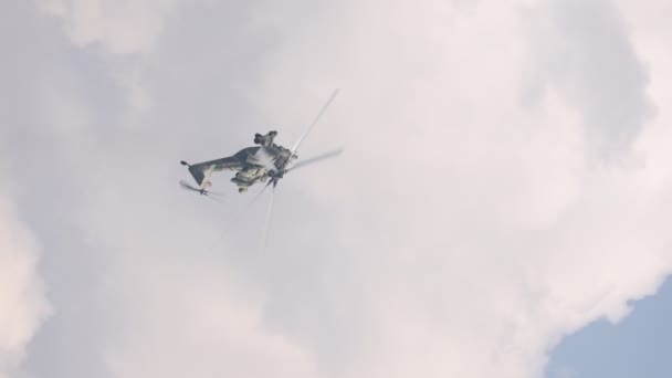 攻撃ヘリコプターMi-28実証飛行。5月28日、 NATOの報告名はハヴォック。4Kスローモーション120 fps垂直ビデオ.25.08.2021年モスクワ地方. — ストック動画