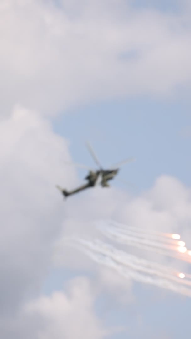 Aanvalshelikopter Mi-28 voert demonstratievlucht uit. Mil 28, NAVO meldt naam Havoc. 4K slow motion 120 fps Verticale video. 25.08.2021, regio Moskou. — Stockvideo
