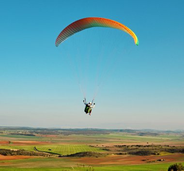 Gökyüzündeki paraglider