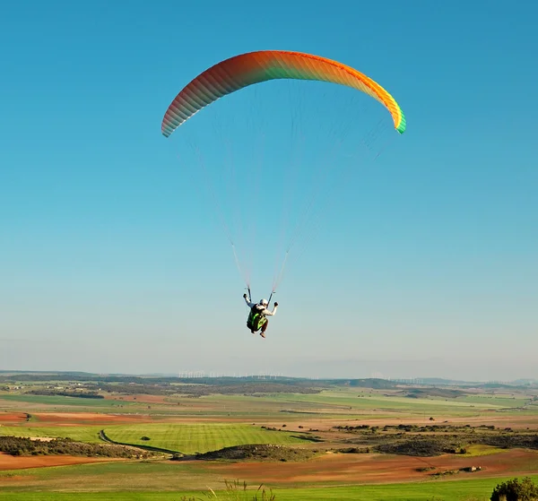 Gökyüzündeki paraglider