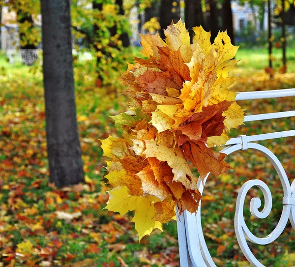 Wieniec z liści na ławce — Zdjęcie stockowe