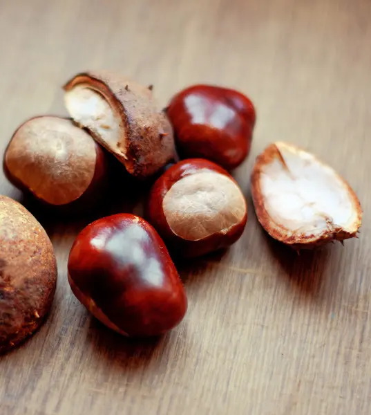 Chestnuts scattered on the table — Stock Photo, Image