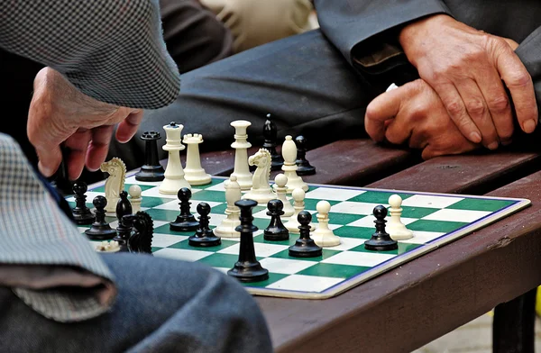 Les hommes jouent aux échecs — Photo