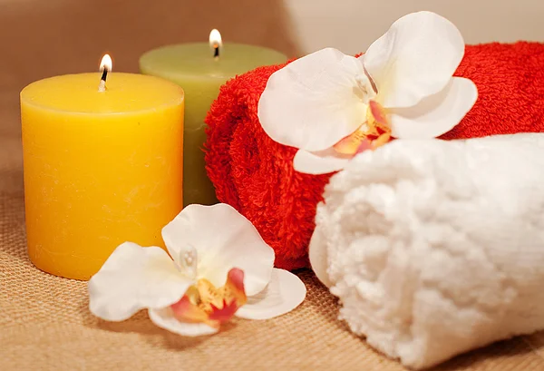两个毛巾的兰花和蜡烛 — 图库照片
