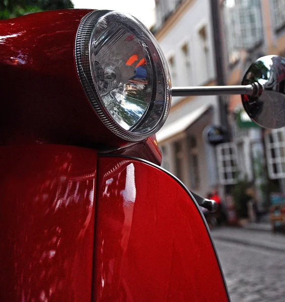 Свет и зеркало скутер — стоковое фото