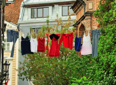 bir ip üzerinde giysi kurutma