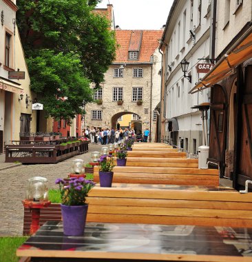 Café op de straat en de Zweedse poort in riga, Letland