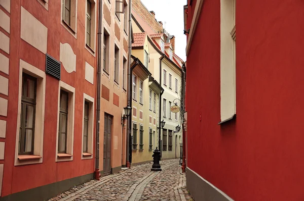 Vecchia strada stretta a Riga — Foto Stock