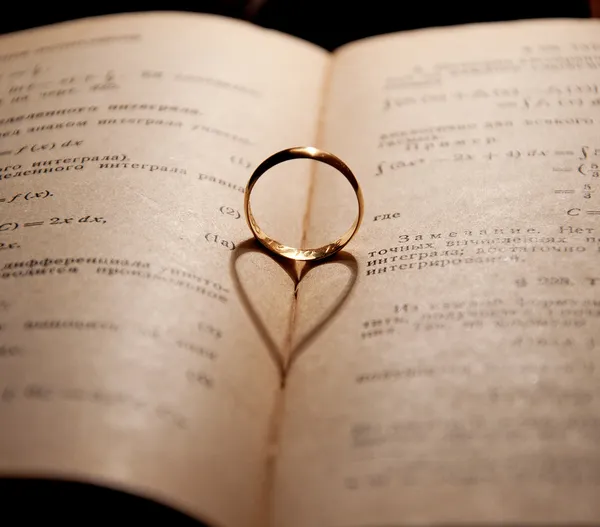 婚約指輪と本 — ストック写真