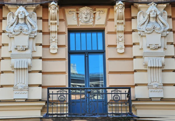 Frauenfiguren an der Front — Stockfoto